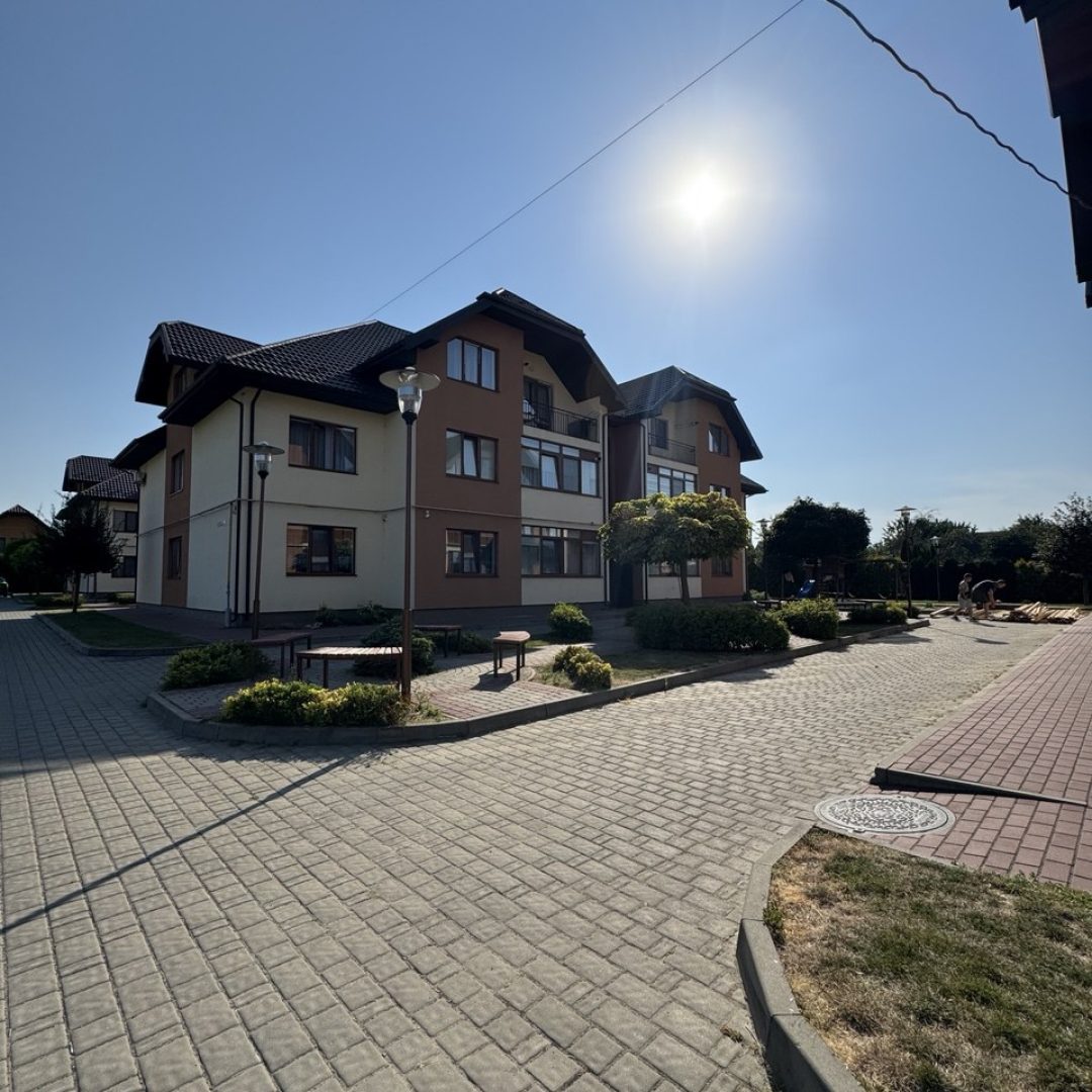 photo_5323803678307192208_y