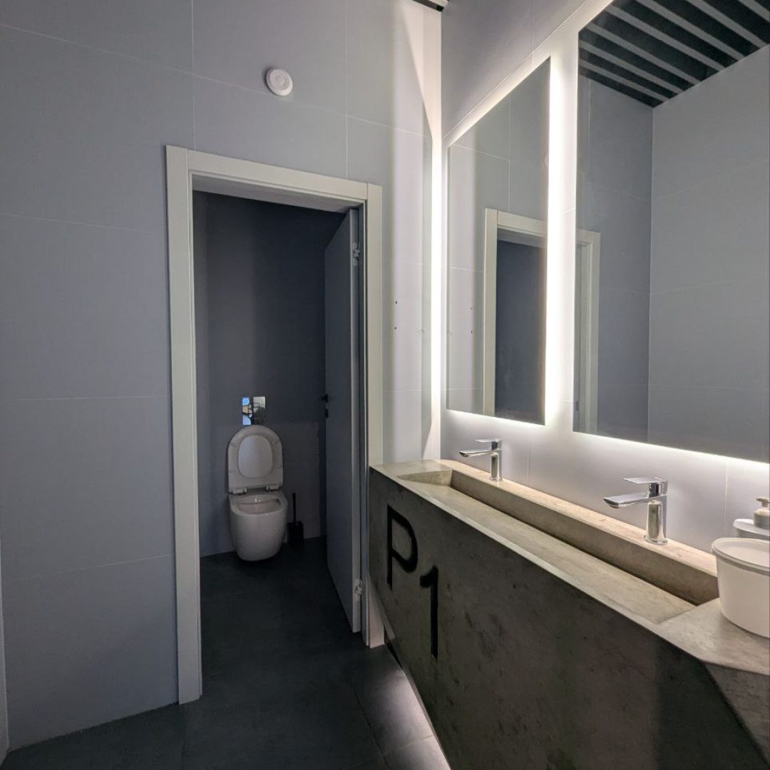 photo_5341819081839023102_y